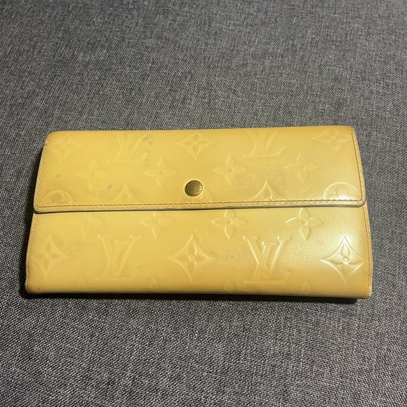 Authentic Louis Vuitton Noisette Monogram Vernis Sarah Wallet - Picture 3 of 16